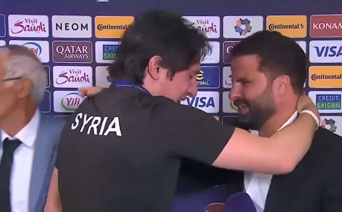 گریه مربی سوریه پیش از بازی با ایران (فیلم)
