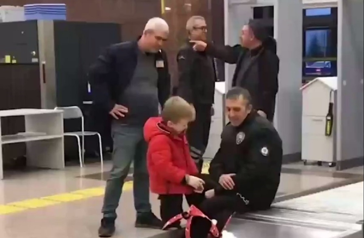 توقیف کودک ۶ ساله با کلت اسباب بازی در فرودگاه (فیلم)