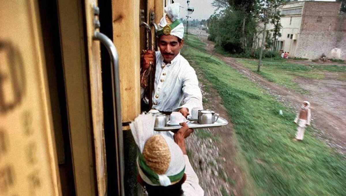 روش متفاوت پذیرایی مهمانداران قطار در پاکستان (عکس)