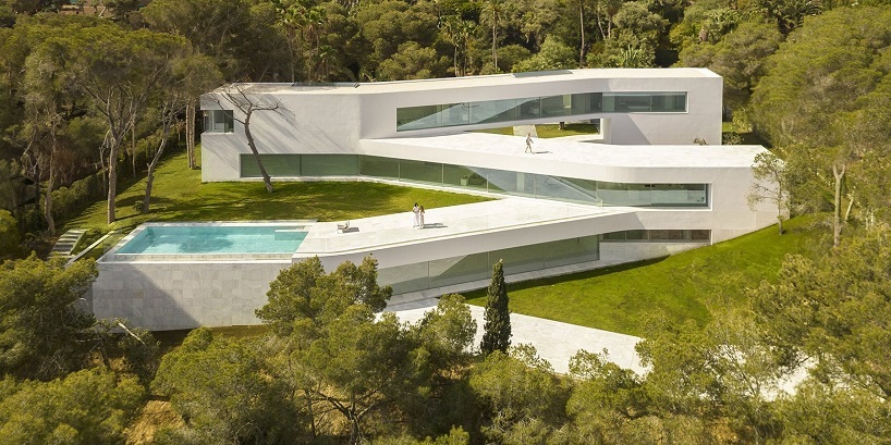 گروه معماری فرن سیلوستر خانه کازا ساباتر را با موقعیت ساحلی شیب دار خود در اسپانیا شکل می دهد