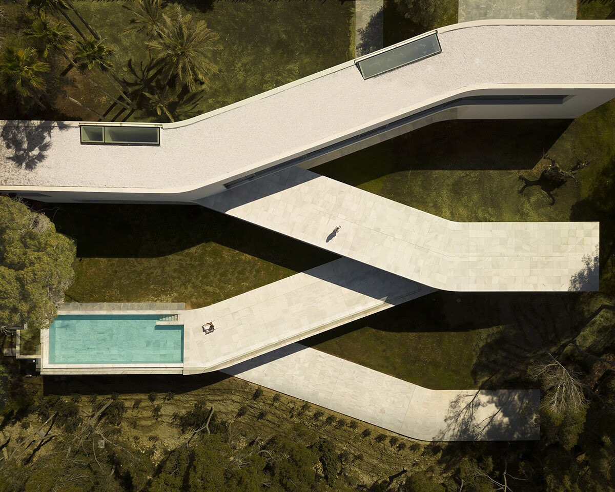 گروه معماری فرن سیلوستر خانه کازا ساباتر را با موقعیت ساحلی شیب دار خود در اسپانیا شکل می دهد