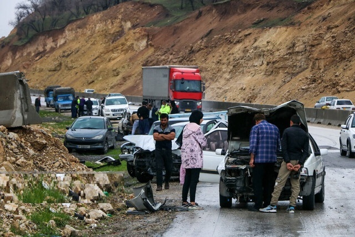 تصادف زنجیره‌ ای ۱۵ خودرو در آزادراه قزوین- کرج