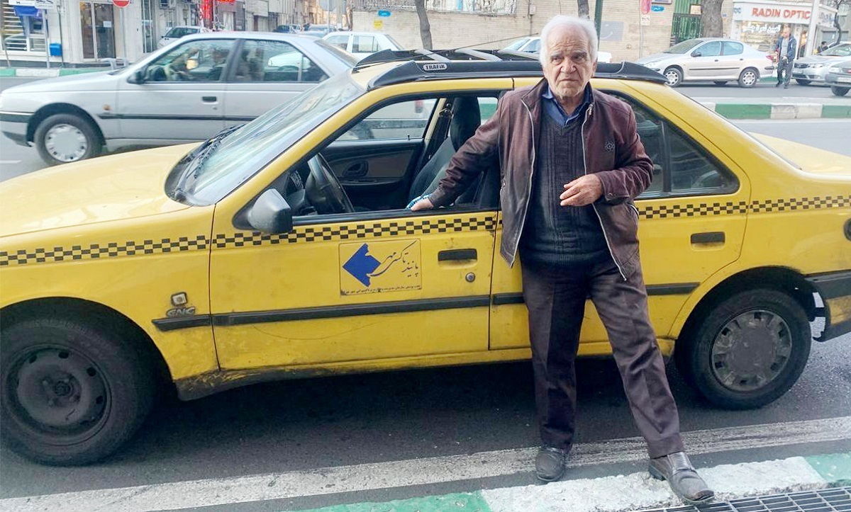 راننده تاکسی با وجدان کیف 5 میلیاردی را به صاحبش بازگرداند (فیلم)
