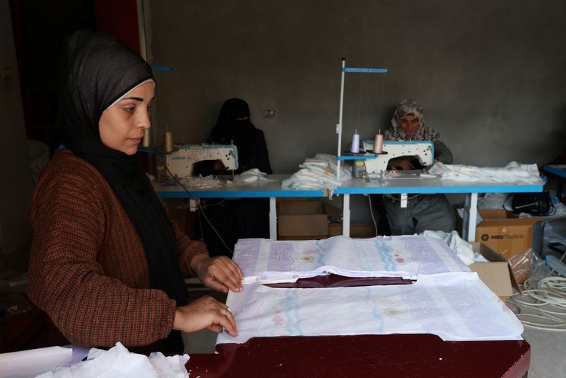 تبدیل مزون عروس به کارگاه تولید پوشک بچه در غزه