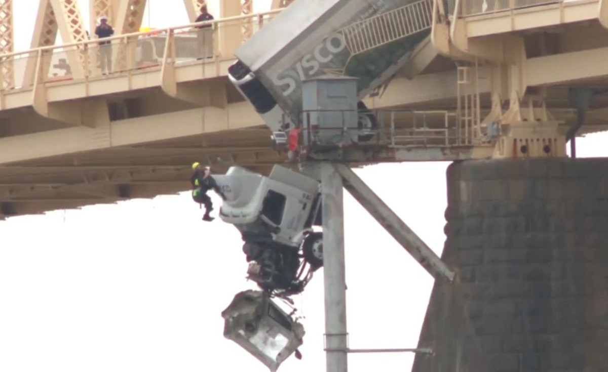 معلق شدن یک کامیون پس از عبور از حصار پل در آمریکا (فیلم)