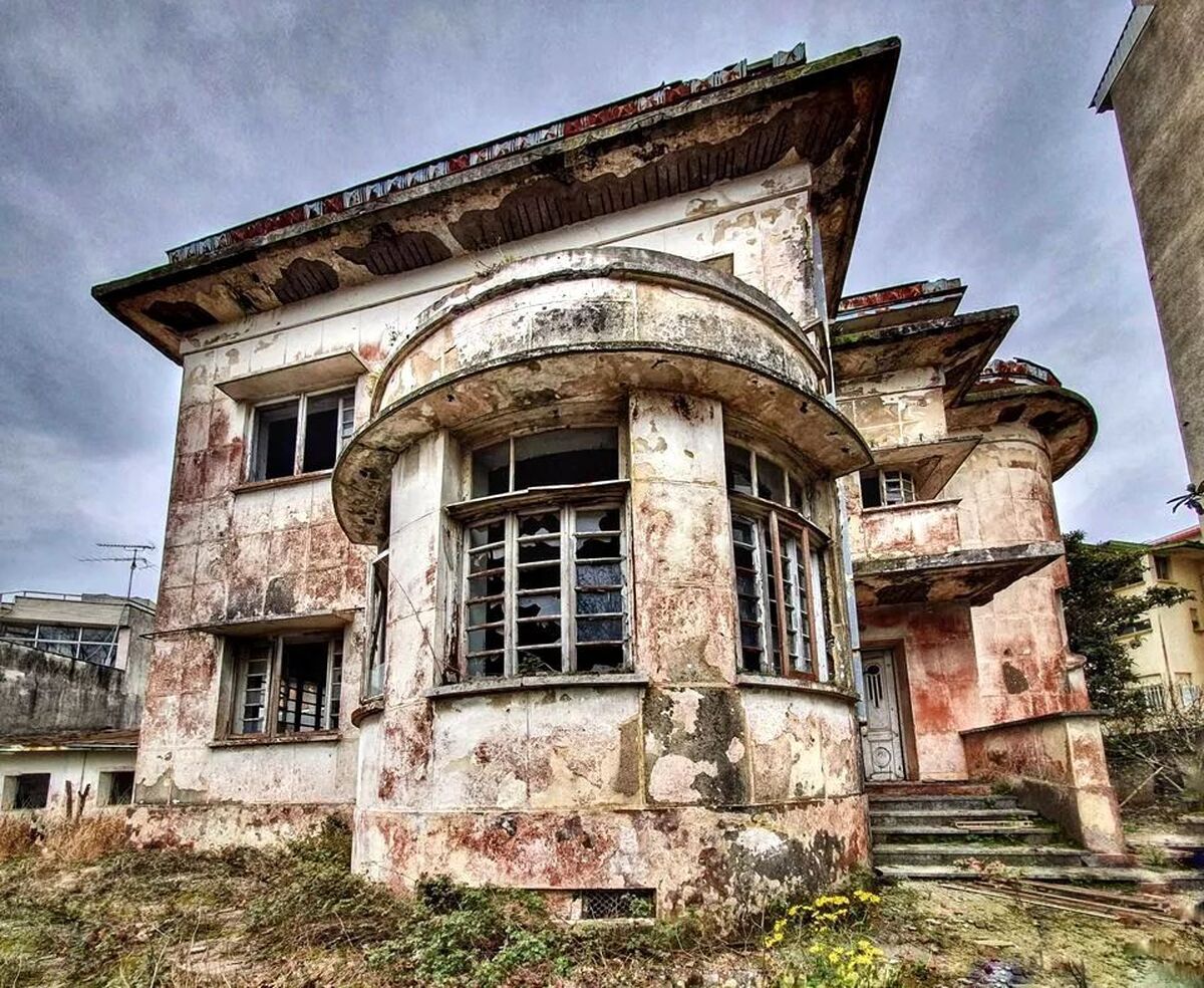 یک خانه از دوره پهلوی اول در بندر انزلی در حال تخریب است/ خانه‌ای زیبا با معماری منحصر به فرد (+عکس)