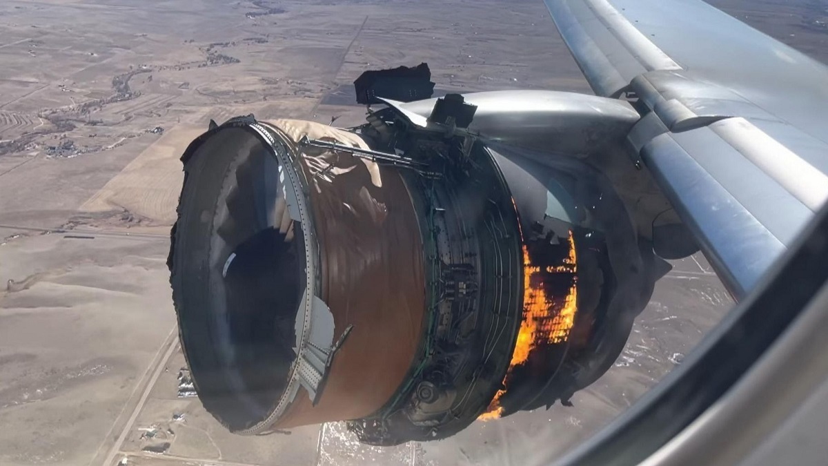 صحنه ای هولناک از آتش گرفتن موتور هواپیما که به پرواز ادامه می‌دهد (فیلم)