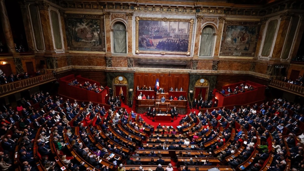 فرانسه؛ اضافه شدن حق سقط جنین به قانون اساسی / اولین در جهان / شادی در پارلمان و خیابان  (+ عکس)