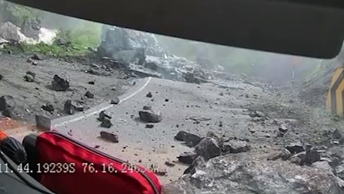 لحظه ریزش سنگ‌های بزرگ از کوه/ ببینید با ماشین‌ها چی‌کار کرد (فیلم)