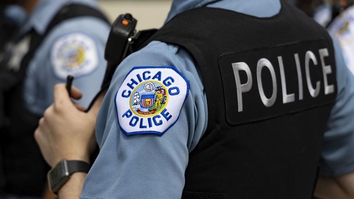 تلاش برای دستگیری دو متخلف مسلح و زیر گرفتن یک افسر پلیس در شیکاگو (فیلم)