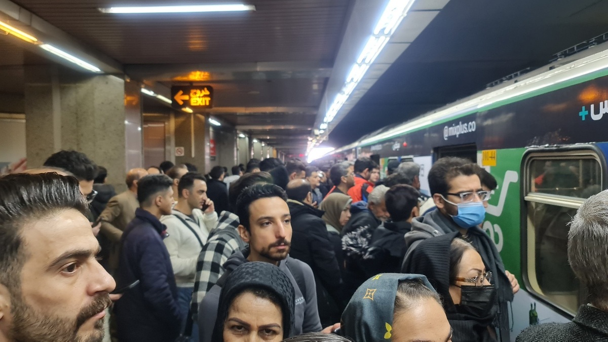 دوباره خط یک مترو تهران دچار اختلال شد / ایستگاه بخارایی مردم از قطار خراب پیاده شدند (+عکس)