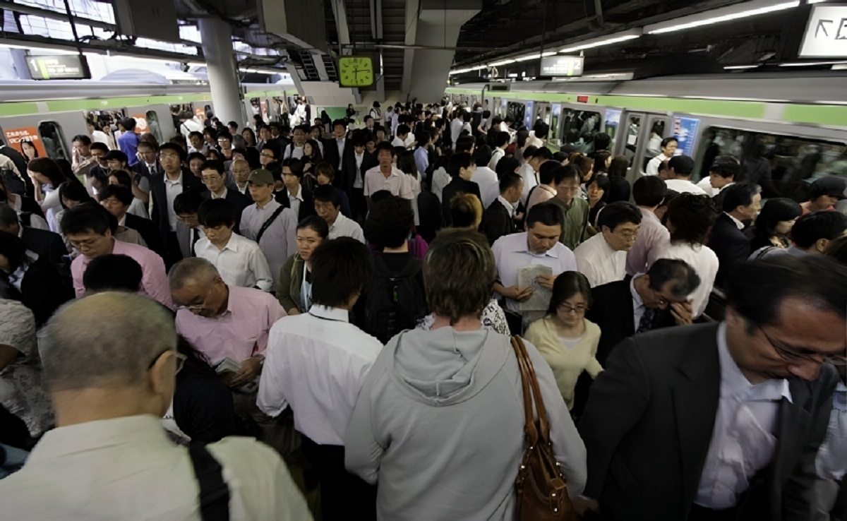 وضعیت حیرت‌آور مردم در مترو توکیو (فیلم)