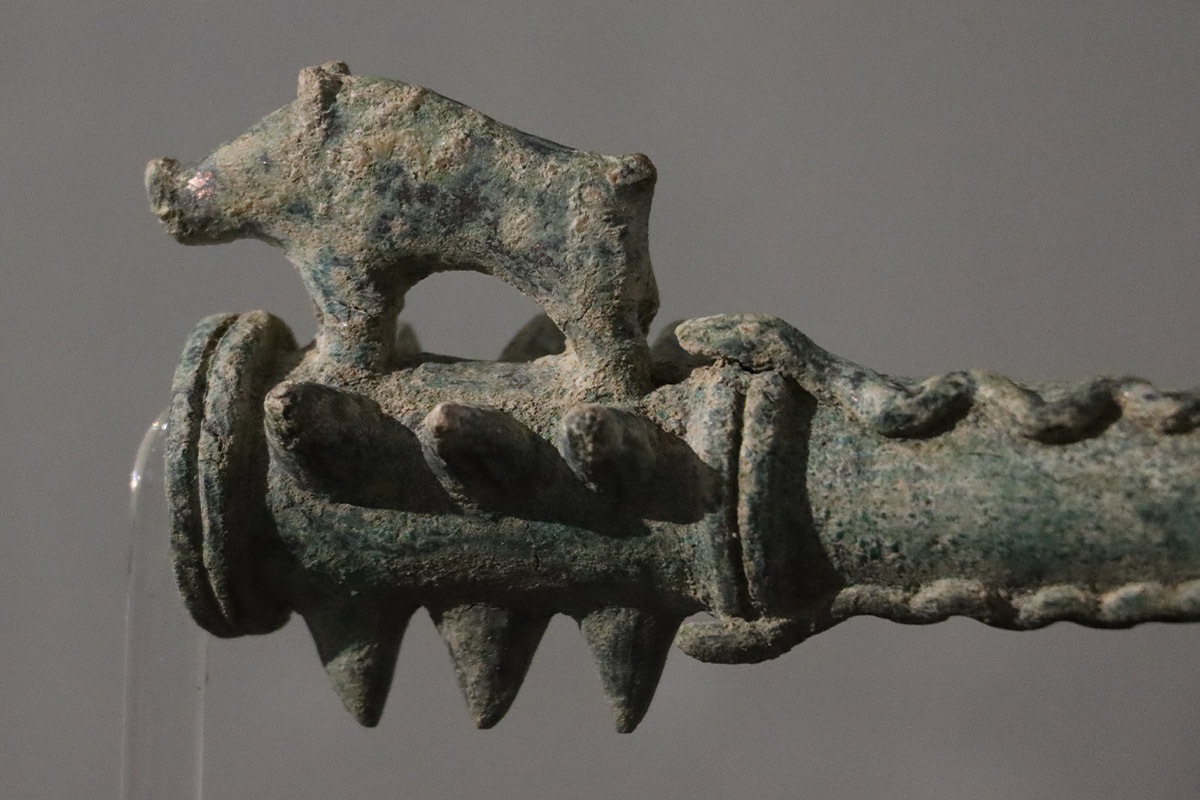 کشف یک سر تبر متعلق به ۴۵۰۰ سال قبل در ایران، با مجسمه شیر نر ایرانی که در حال دردیدن گاو است / مجسمه گراز و مار روی سر یک گرز مفرغی (+عکس)