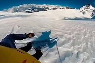 سقوط ترسناک اسکی&zwnj;باز به پایین دره، بخاطر یک اشتباه / دوربین روی کلاه همه چیز را ضبط کرد (فیلم)