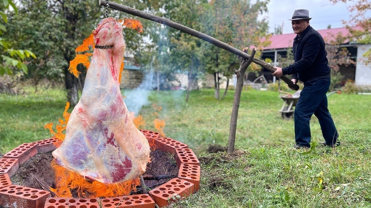 طرز تهیه ران 50 کیلویی گاو توسط آشپز اوکراینی (فیلم)