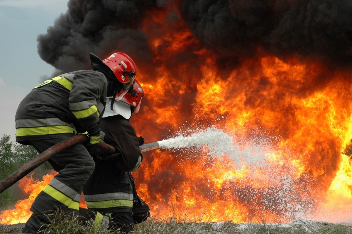 آتش سوزی هولناک سواری وانت در یک اتوبان (فیلم)