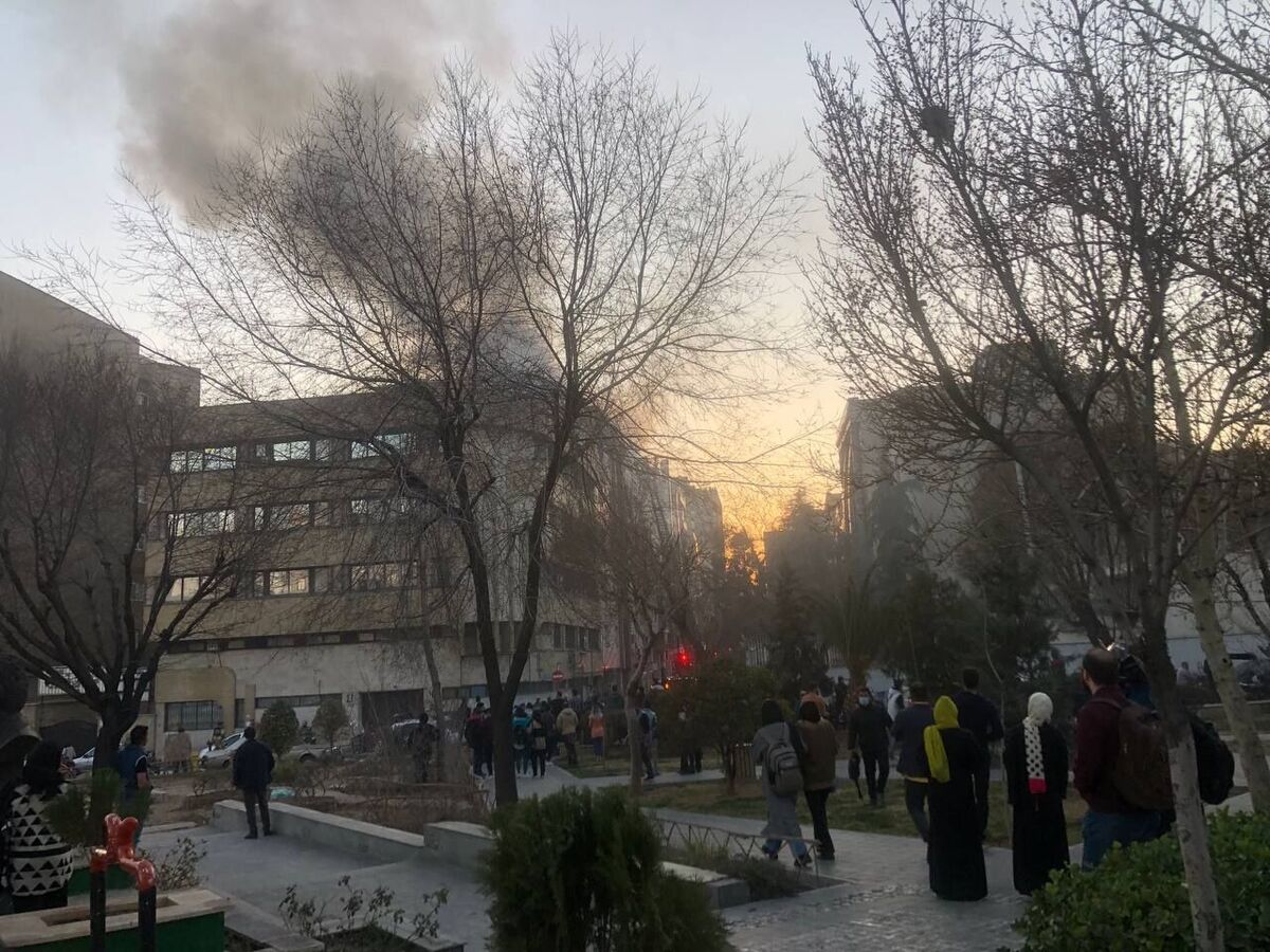 آتش سوزی یک ساختمان پنج طبقه در تهران