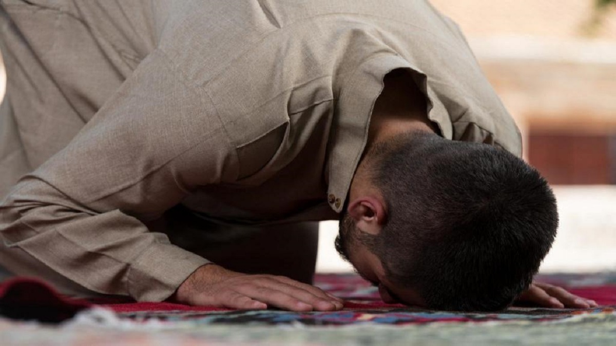 مرگ یک نمازگزار هنگام سجده در مسجد (فیلم)