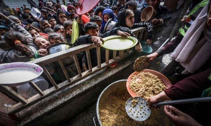 صف غذای رایگان برای صدها گرسنه در غزه