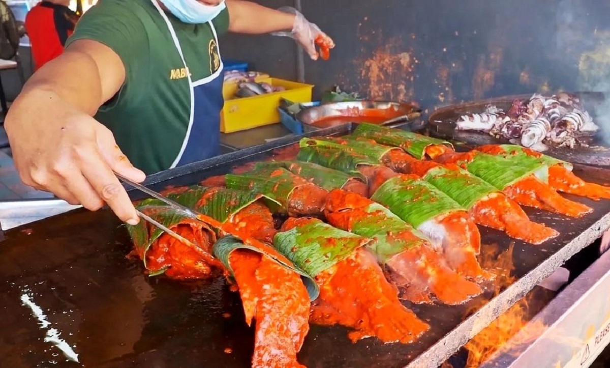 غذای خیابانی مشهور در مالزی ؛ کباب ماهی در برگ موز و ماهی مرکب سرخ شده (فیلم)
