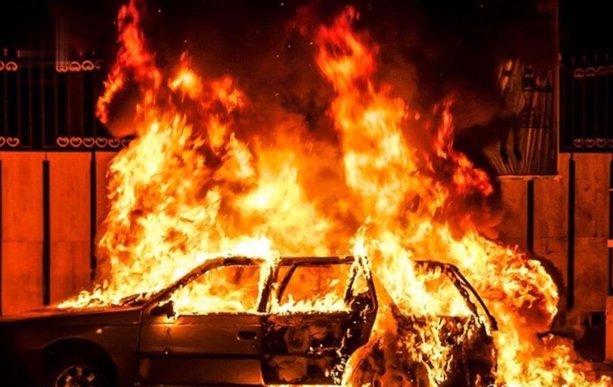 آتش گرفتن و جزغاله شدن پژو ۲۰۶ بعد از تصادف در ایلام (فیلم)