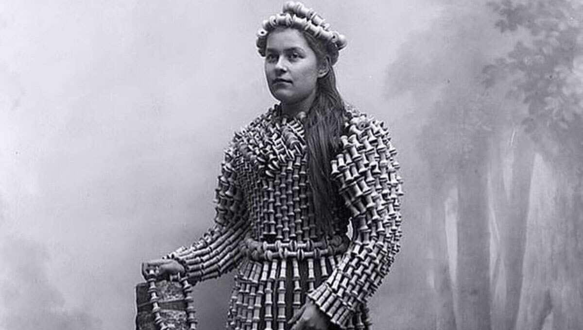 دختر فنلاندی در لباسی ساخته شده از قرقره های نخ چوبی (عکس)