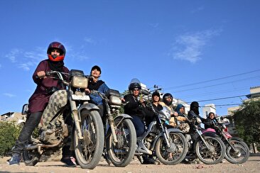 تصاویری نادر در پاکستان؛ زنان موتور سواری می&zwnj;کنند (فیلم)