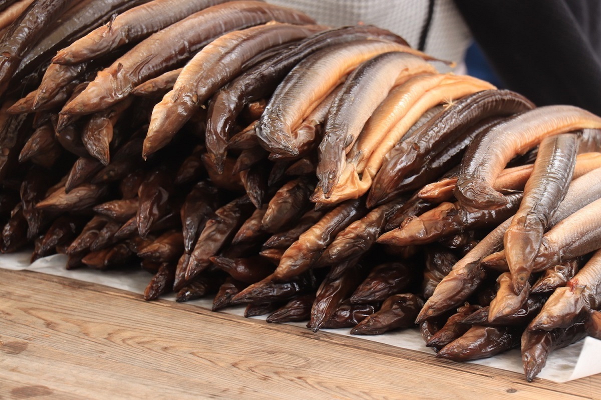 نحوه پخت مارماهی سرخ شده و سوسیس کبابی در تایوان (فیلم)