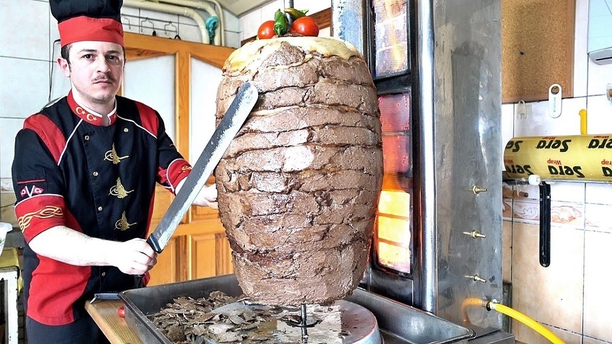 فرآیند آماده سازی و پخت دونر کباب توسط آشپز مشهور ترکیه ای (فیلم)