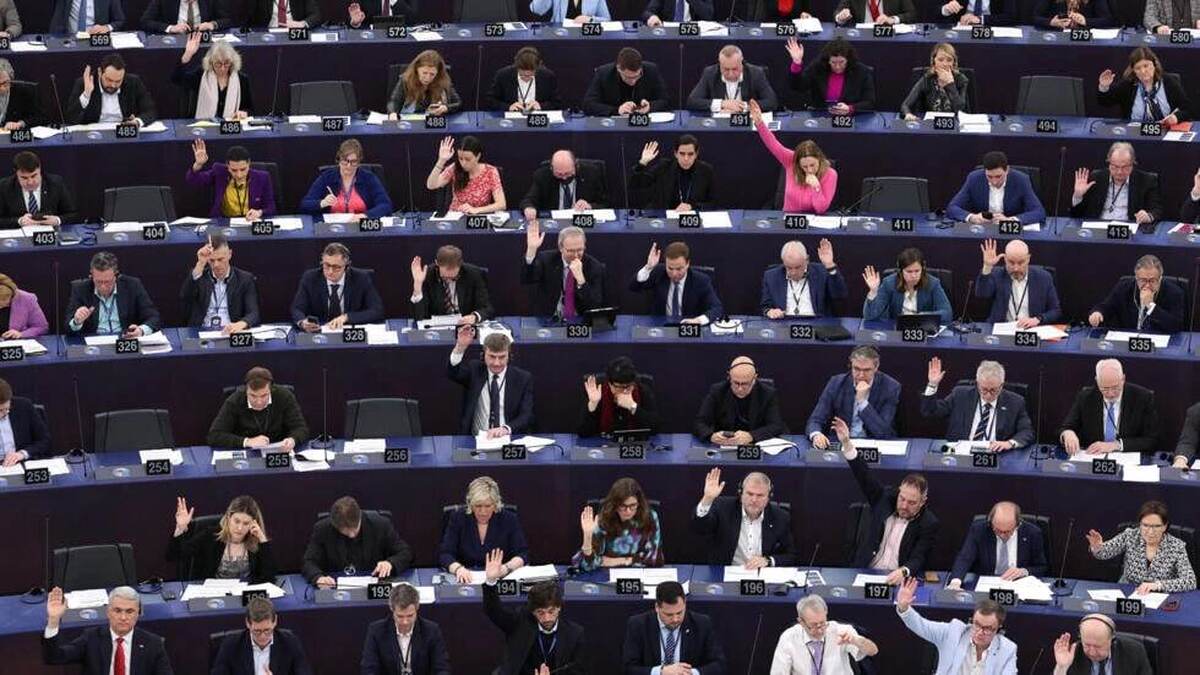 اعضای پارلمان اروپا در جلسه رای گیری در طول جلسه عمومی پارلمان اروپا در استراسبورگ، شرق فرانسه، در 13 مارس 2024 شرکت می کنند. © AFP