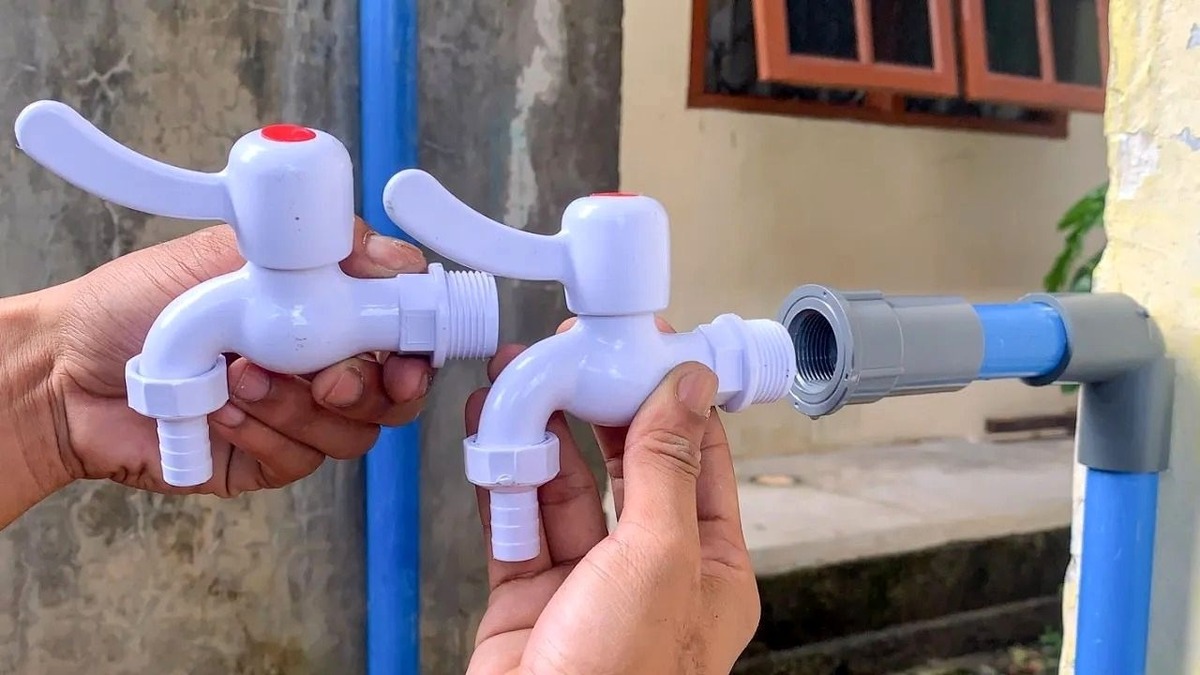 این روش ساده‌ترین راه برای اتصال شیر آب به لوله پلیکا بزرگ است (فیلم)