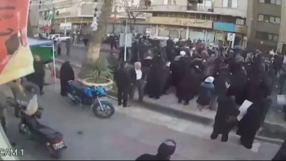 حمله به پلیس و مجروح کردن ماموران به بهانه حجاب (فیلم)