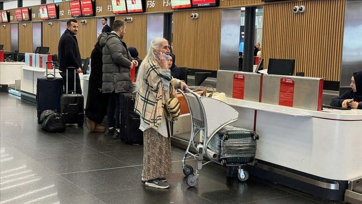 انتقال زن ایرانی بعد از یک ماه زندگی در فرودگاه ترکیه (+عکس)