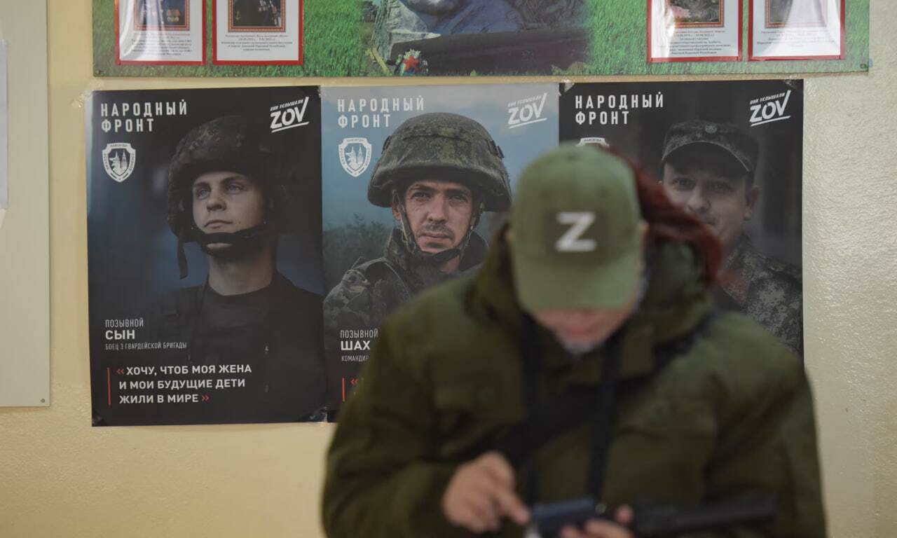 پوسترها و عکس های ارتش روسیه در یک مرکز رأی گیری در دونتسک اوکراین که توسط روسیه اشغال شده است. عکس: AFP/Getty Images