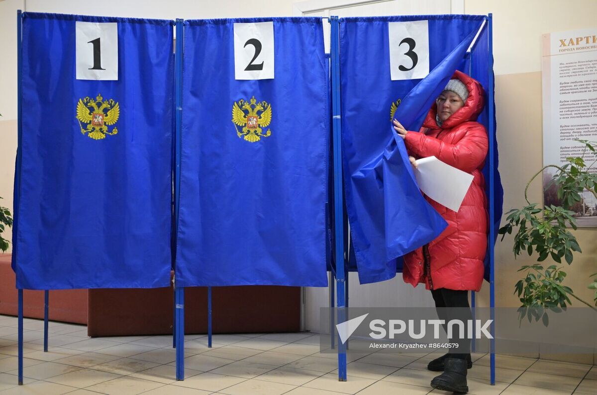 انتخابات به سبک روسی (+ عکس) / اعتراض با ریختن رنگ در صندوق رای / گام پوتین برای دوره پنجم ریاست / 3 کاندیدا کیستند؟