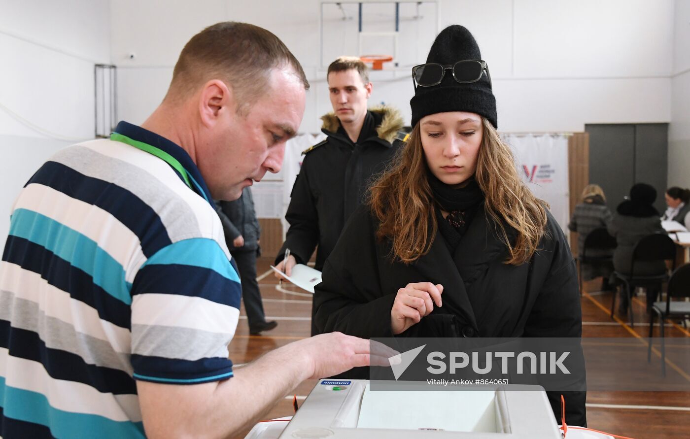 انتخابات غیرجدی روسیه (+ عکس) / اعتراض با ریختن رنگ در صندوق رای / گام پوتین برای دوره پنجم ریاست / 3 کاندیدا کیستند؟