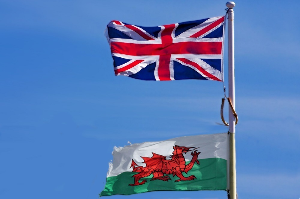 پرچم بریتانیا (بالاتر) و پرچم ولز