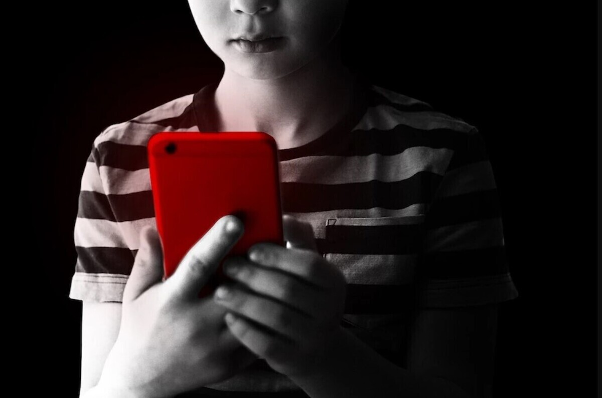 چگونه گوشی‌های تلفن همراه هوشمند مغز کودکان مان را مسموم کردند و چگونه با آن مقابله کنیم؟