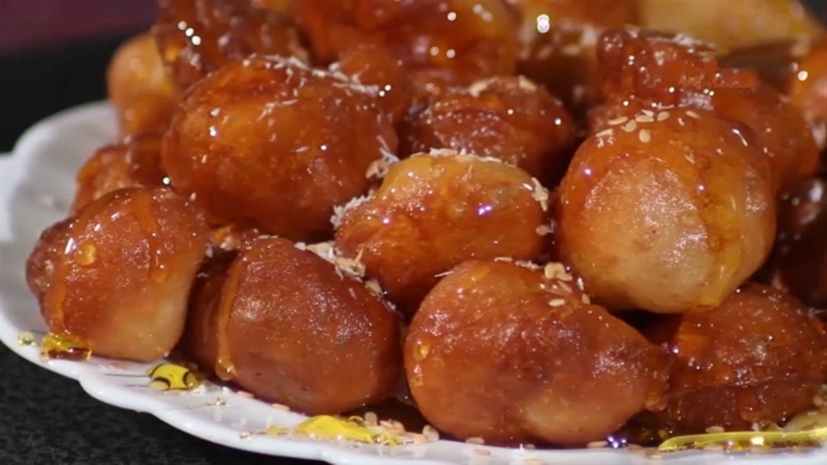 طرز تهیه شیرینی مخصوص ماه رمضان در هرمزگان (فیلم)