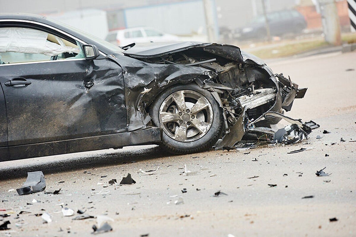 اشتباه فاجعه بار راننده کامیون و خسارت شدید به یک خودرو پارک‌شده (فیلم)