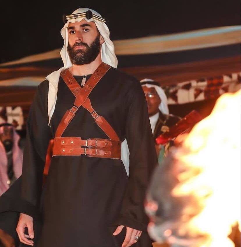 تیپ و ظاهر عربی کریم بنزما در روز ملی عربستان (عکس)