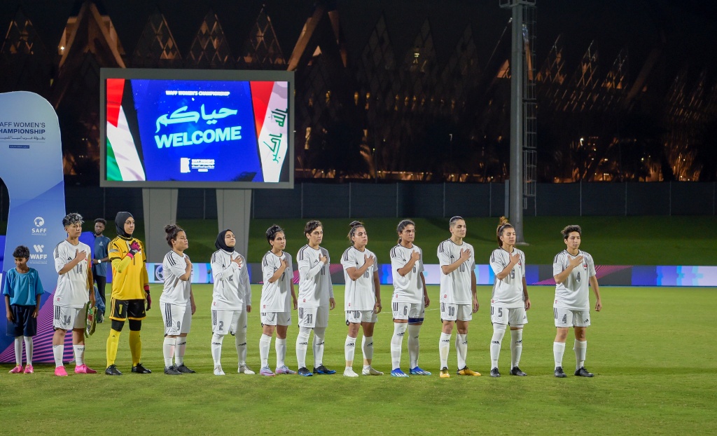 تیم ملی فوتبال زنان عراق قبل از مسابقه با فلسطین   - مسابقات غرب آسیا در جده عربستان سعودی