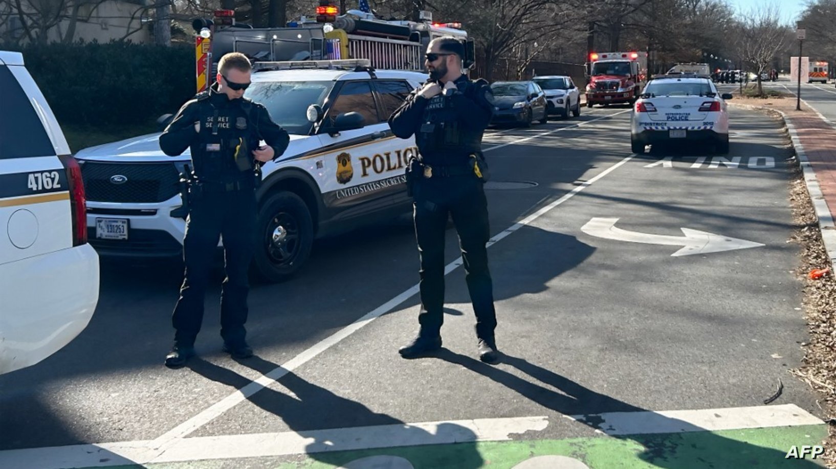 سفارت اسرائیل در واشنگتن بعد از حادثه خودسوزی  - خودروهای پلیس در خیابان منتهی به سفارت ایستاده اند