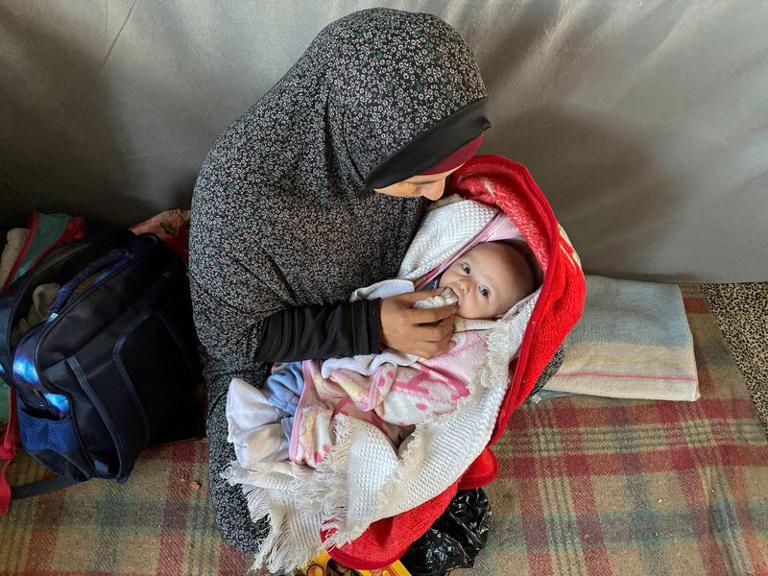 غزه - مادر به نوزاد 2 ماهه خود خرما می دهد زیرا شیر پیدا نمی شود