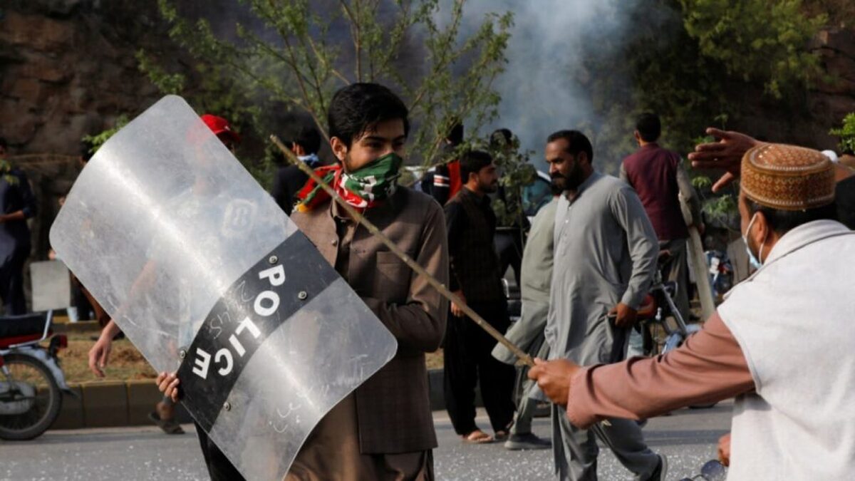 حمله هواداران عمران‌خان به مراکز نظامی پاکستان (فیلم)