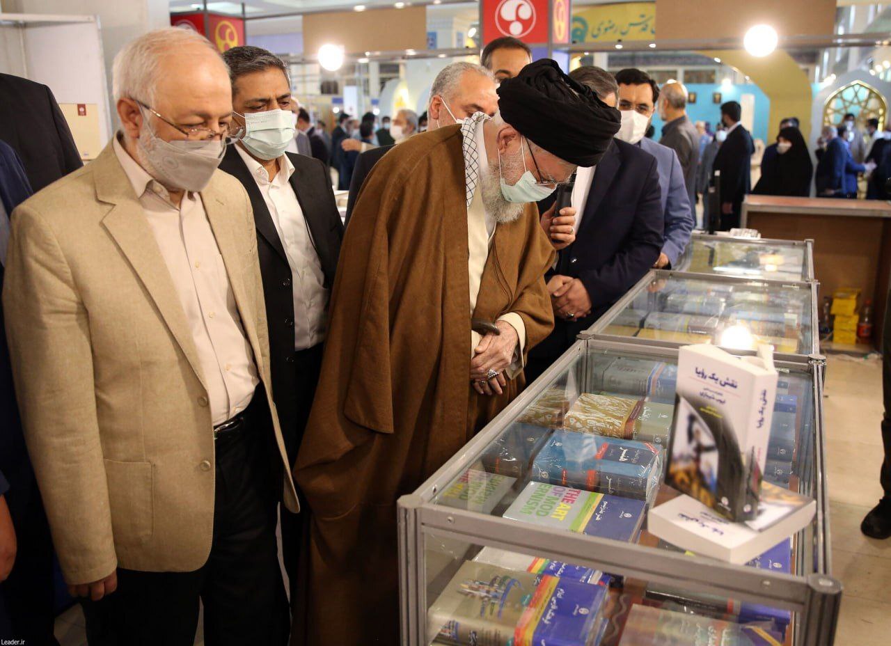 رهبر انقلاب در نمایشگاه کتاب: عیب بزرگی است که هنوز داستان‌های خارجی کودکان بر کارهای داخلی غلبه دارد/ کودکان و نوجوانان را جذب کنید