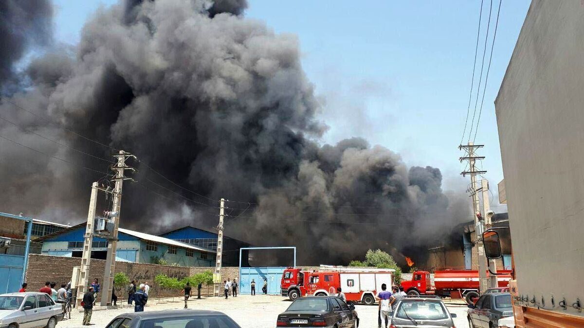 آتش‌سوزی گسترده در انبار چسب بازار تهران