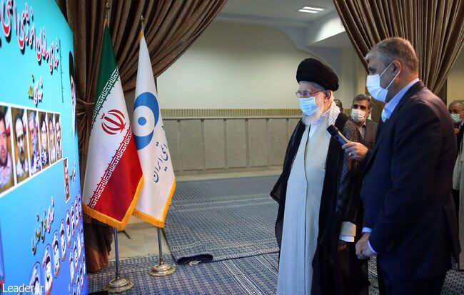 آیت الله خامنه ای:‌ ما روی مبنای اسلامی‌مان نمی خواهیم طرف سلاح برویم / اگر این نبود جلویش را نمی‌توانستند بگیرند /  توافق اشکالی ندارد اما زیرساخت‌ صنعت هسته‌ای نباید دست بخورد