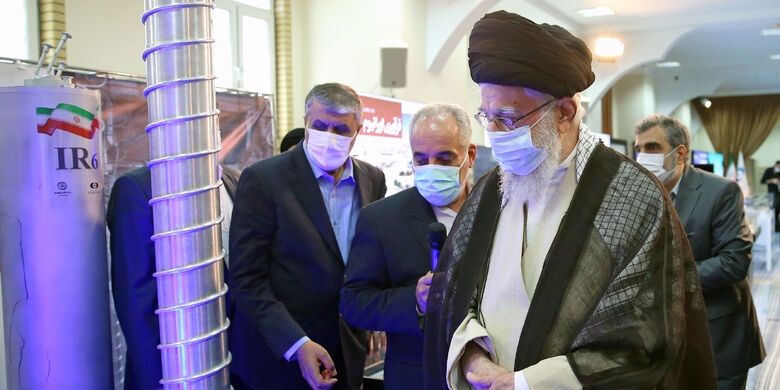 آیت الله خامنه ای:‌ ما روی مبنای اسلامی‌مان نمی خواهیم طرف سلاح برویم / اگر این نبود جلویش را نمی‌توانستند بگیرند /  توافق اشکالی ندارد اما زیرساخت‌ صنعت هسته‌ای نباید دست بخورد