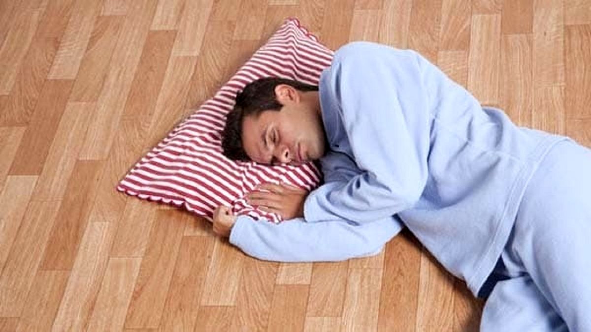 ۵ فایده باورنکردنی خوابیدن روی زمین